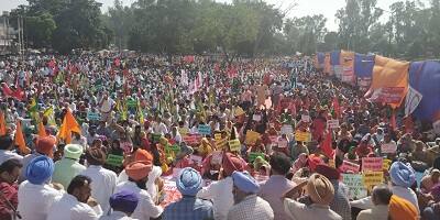 ਇਨ੍ਹਾਂ ਮੰਗਾਂ ਨੂੰ ਲੈ ਕੇ ਚੱਲ ਰਹੇ ਪੱਕੇ ਧਰਨੇ ਤੇ ਮਰਨ ਵਰਤ ਦੇ 15ਵੇਂ ਦਿਨ ਸੂਬੇ ਭਰ 'ਚੋਂ ਪਹੁੰਚੇ ਹਜ਼ਾਰਾਂ ਅਧਿਆਪਕਾਂ ਨੇ ਮੁਲਾਜ਼ਮਾਂ, ਕਿਸਾਨਾਂ ਤੇ ਵਿਦਿਆਰਥੀਆਂ ਨੂੰ ਨਾਲ ਲੈਂਦਿਆਂ ਮੁੱਖ ਮੰਤਰੀ ਕੈਪਟਨ ਅਮਰਿੰਦਰ ਸਿੰਘ ਦੀ ਰਿਹਾਇਸ਼ ਵੱਲ ਵਿਸ਼ਾਲ ਸੂਬਾ ਪੱਧਰੀ ਰੋਸ ਮਾਰਚ ਕੀਤਾ। ਪਿਛਲੇ 15 ਦਿਨਾਂ ਤੋਂ ਮਰਨ ਵਰਤ 'ਤੇ ਬੈਠੇ ਅਧਿਆਪਕਾਂ ਨੇ ਬੁਲੰਦ ਹੌਸਲਿਆਂ ਨਾਲ ਮੰਗਾਂ ਪੂਰੀਆਂ ਹੋਣ ਤੱਕ ਸੰਘਰਸ਼ ਨੂੰ ਜਾਰੀ ਰੱਖਣ ਦਾ ਐਲਾਨ ਵੀ ਕੀਤਾ।
