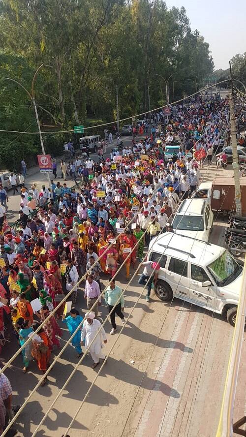ਸਾਂਝਾ ਅਧਿਆਪਕ ਮੋਰਚਾ ਵੱਲੋਂ ਪਿਛਲੇ 10 ਸਾਲ ਤੋਂ ਸਰਕਾਰੀ ਸਕੂਲਾਂ ਵਿੱਚ ਪੜ੍ਹਾ ਰਹੇ 8,886 ਅਧਿਆਪਕਾਂ ਦੀ ਤਨਖਾਹ ਵਿੱਚ ਕਟੌਤੀ ਖਿਲਾਫ ਕੈਪਟਨ ਦੇ ਸ਼ਾਹੀ ਸ਼ਹਿਰ 'ਤੇ ਧਾਵਾ ਬੋਲਿਆ। ਹਜ਼ਾਰਾਂ ਦੀ ਗਿਣਤੀ ਵਿੱਚ ਪਹੁੰਚੇ ਅਧਿਆਪਕਾਂ ਤੇ ਹੋਰ ਮੁਲਾਜ਼ਮਾਂ-ਕਿਸਾਨਾਂ ਨੇ ਨਾਅਰਿਆਂ ਨਾਲ ਸ਼ਹਿਰ ਦੀਆਂ ਕੰਧਾਂ ਹਿਲਾ ਦਿੱਤੀਆਂ।