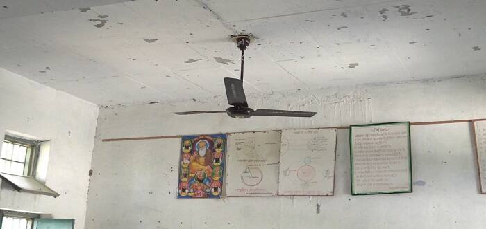 ਉਨ੍ਹਾਂ ਦੱਸਿਆ ਕਿ ਸਰਕਾਰ ਨੇ ਸਕੂਲ ਨੂੰ ਛੇ ਹਜ਼ਾਰ ਰੁਪਏ ਗਰਾਂਟ ਦਿੱਤੀ ਜੋ ਉਨ੍ਹਾਂ ਨੇ ਸਾਰੀ ਦੀ ਸਾਰੀ ਬਿਜਲੀ ਬੋਰਡ ਨੂੰ ਜਮ੍ਹਾ ਕਰਵਾ ਦਿੱਤੀ। ਇਸ ਸਬੰਧੀ ਉਹ ਜ਼ਿਲ੍ਹਾ ਸਿੱਖਿਆ ਅਫ਼ਸਰ ਨੂੰ ਵੀ ਪੱਤਰ ਭੇਜ ਚੁੱਕੇ ਸਨ, ਪਰ ਹਾਲ਼ੇ ਤਕ ਕੋਈ ਜਵਾਬ ਨਹੀਂ ਆਇਆ।