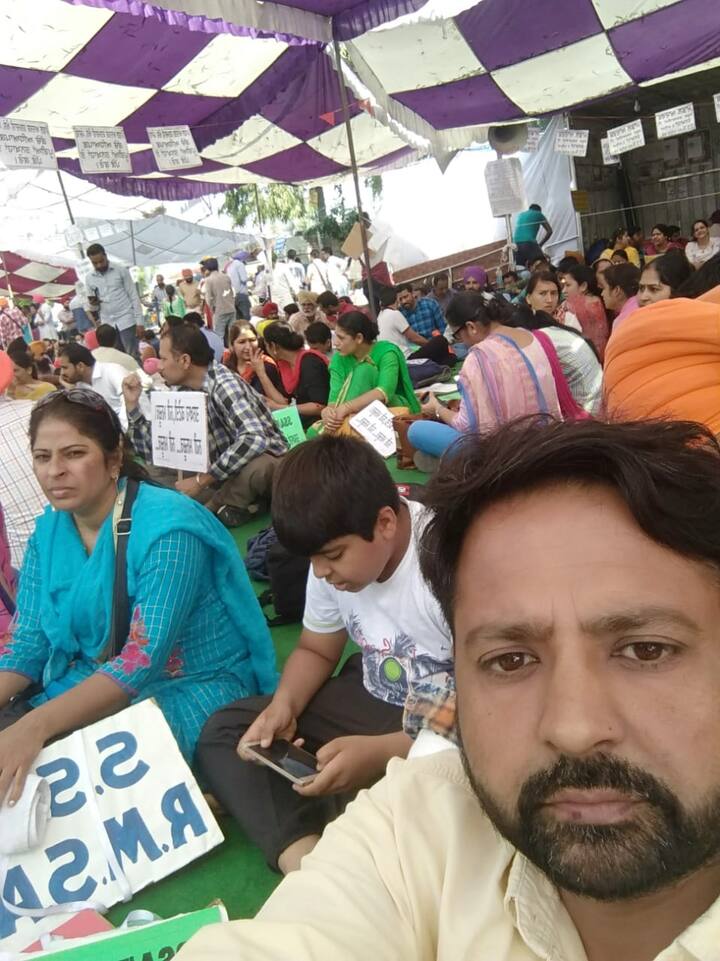  ਦੂਜੇ ਪਾਸੇ ਅਧਿਆਪਕਾਂ ਨੇ ਆਪਣੇ ਸੰਘਰਸ਼ ਨੂੰ ਹੋਰ ਤੇਜ਼ ਕਰ ਦਿੱਤਾ ਹੈ। ਅੱਜ ਪਟਿਆਲਾ ਵਿੱਚ ਰੈਲੀ ਕੀਤੀ ਜਾ ਰਹੀ ਹੈ। ਸੋਮਵਾਰ ਨੂੰ ਸੂਬੇ ਦੇ ਵੱਡੀ ਗਿਣਤੀ ਐਸਐਸਏ ਤੇ ਰਮਸਾ ਅਧਿਆਪਕਾਂ ਨੇ ਇੱਕ ਦਿਨ ਦੀ ਸਮੂਹਿਕ ਛੁੱਟੀ ਲੈ ਕੇ ਪੰਜਾਬ ਸਰਕਾਰ ਖ਼ਿਲਾਫ਼ ਰੋਸ ਪ੍ਰਗਟਾਇਆ। ਇਸ ਮਗਰੋਂ ਸਿੱਖਿਆ ਵਿਭਾਗ ਨੇ ਛੁੱਟੀ 'ਤੇ ਵੀ ਸ਼ਿਕੰਜ਼ਾ ਕੱਸ ਦਿੱਤਾ ਹੈ।