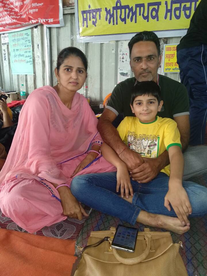 ਉਨ੍ਹਾਂ ਕਿਹਾ ਕਿ ਸਾਲ 2013 ’ਚ ਮਨੁੱਖੀ ਸਰੋਤ ਤੇ ਵਿਕਾਸ ਵਿਭਾਗ ਨੇ ਸਪੱਸ਼ਟ ਕੀਤਾ ਸੀ ਕਿ ਸੁਸਾਇਟੀਆਂ ਕੇਵਲ ਸੂਬਾ ਸਰਕਾਰ ਲਈ ਗ੍ਰਾਂਟ ਜਾਰੀ ਕਰਦੀਆਂ ਹਨ, ਨਾ ਕਿ ਅਧਿਆਪਕਾਂ ਦੀ ਭਰਤੀ ਕਰਦੀਆਂ ਹਨ। ਉਨ੍ਹਾਂ ਸਪੱਸ਼ਟ ਕੀਤਾ ਕਿ ਐਸਐਸਏ-ਰਮਸਾ ਅਧਿਆਪਕਾਂ ਦਾ ਕੋਈ ਵੱਖਰਾ ਕਾਡਰ ਨਹੀ ਬਣਾਇਆ ਜਾ ਸਕਦਾ।