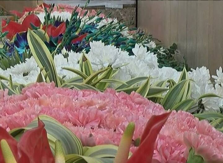 ਇਨ੍ਹਾਂ ਫੁੱਲਾਂ ਨਾਲ ਭਲਕ ਤਕ ਦਰਸ਼ਨੀ ਡਿਉਢੀ ਦੇ ਨਾਲ-ਨਾਲ ਹਰਿਮੰਦਰ ਸਾਹਿਬ ਦੇ ਚਾਰੇ ਪਾਸੇ ਸਜਾਵਟ ਕੀਤੀ ਜਾਵੇਗੀ। 