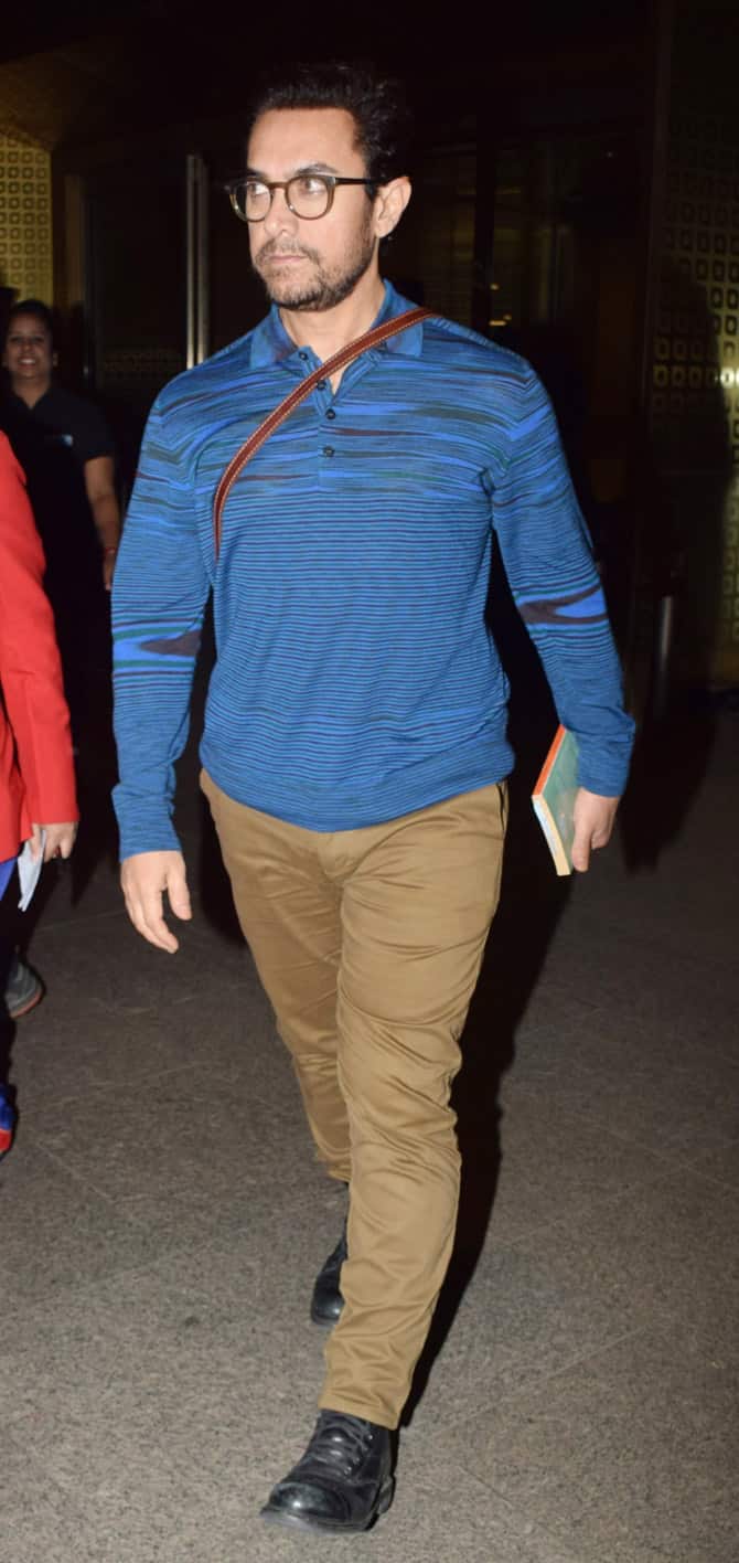 ਆਮਿਰ ਖ਼ਾਨ ਵੀ ਆਪਣੇ ਸਿੰਪਲ ਅੰਦਾਜ਼ ‘ਚ ਏਅਰਪੋਰਟ ‘ਤੇ ਨਜ਼ਰ ਆਏ।