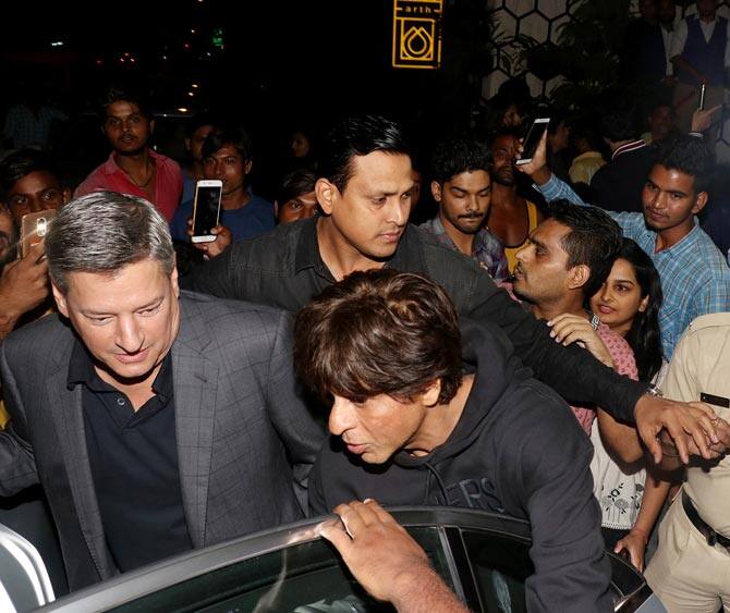 ਸ਼ਾਹਰੁਖ ਆਪਣੇ ਹੀ ਅੰਦਾਜ਼ ‘ਚ ਨਜ਼ਰ ਆਏ। ਉਨ੍ਹਾਂ ਨੇ ਮੀਡੀਆ ਨੂੰ ਪੋਜ਼ ਦਿੱਤੇ ਤੇ ਡਿਨਰ ਤੋਂ ਬਾਅਦ ਆਪਣੇ ਗੈਸਟ ਨੂੰ ਕਾਰ ਤਕ ਡ੍ਰੌਪ ਵੀ ਕੀਤਾ।