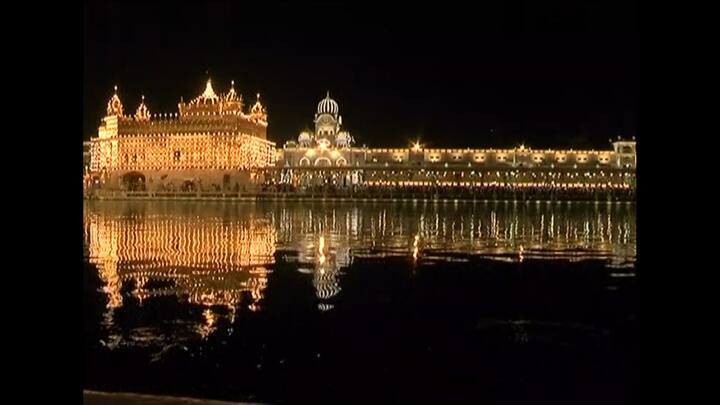 ਪਰ 19 ਅਕਤੂਬਰ ਦੇ ਦਰਦਨਾਕ ਰੇਲ ਹਾਦਸੇ ਕਾਰਨ ਕਮੇਟੀ ਨੇ ਇਹ ਫੈਸਲਾ ਬਾਅਦ 'ਚ ਰੱਦ ਕਰ ਦਿੱਤਾ, ਜਿਸ ਦੇ ਚੱਲਦਿਆਂ ਇਸ ਵਾਰ ਸਿਰਫ ਸੱਚਖੰਡ ਸਰੀ ਹਰਮੰਦਰ ਸਾਹਿਬ, ਸ੍ਰੀ ਦਰਬਾਰ ਸਾਹਿਬ 'ਚ ਫੁੱਲਾਂ ਦੀ ਸਜਾਵਟ ਤੇ ਦੀਪਮਾਲਾ ਕੀਤੀ ਗਈ ਹੈ।