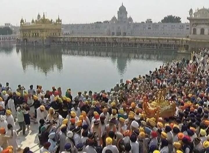 ਸੰਗਤ ਵਾਹਿਗੁਰੂ ਨਾਮ ਦਾ ਜਾਪ ਕਰਦੀਆਂ ਹੋਈਆਂ ਜਾ ਰਹੀਆਂ ਸਨ ਤੇ ਹਰ ਪਾਸੇ ਮਾਹੌਲ ਸ਼ਰਧਾਮਈ ਰੰਗ 'ਚ ਰੰਗਿਆ ਨਜ਼ਰ ਆ ਰਿਹਾ ਸੀ।