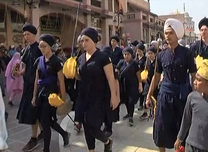 ਨਿਹੰਗ ਸਿੰਘਾਂ ਵੱਲੋਂ ਵਿਖਾਏ ਜਾ ਰਹੇ ਕਰਤੱਬਾਂ ਨੇ ਇਸ ਨਗਰ ਕੀਰਤਨ ਦੀ ਸ਼ੋਭਾ ਹੋਰ ਵਧਾ ਦਿੱਤੀ ।