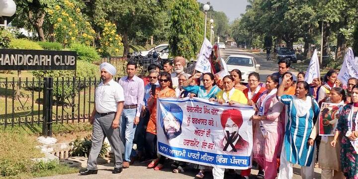 ਉਨ੍ਹਾਂ ਮੰਗ ਕੀਤੀ ਕਿ ਕਾਂਗਰਸ ਨੂੰ ਆਪਣੇ ਮੰਤਰੀ ਦਾ ਪਾਰਟੀ ਤੇ ਉਸ ਦੇ ਅਹੁਦੇ ਤੋਂ ਅਸਤੀਫ਼ਾ ਦਵਾ ਦੇਣਾ ਚਾਹੀਦਾ ਹੈ। ਜ਼ਿਕਰਯੋਗ ਹੈ ਕਿ ਪੰਜਾਬ ਦੇ ਕੈਬਨਿਟ ਮੰਤਰੀ ਚਰਨਜੀਤ ਚੰਨੀ ਵੱਲੋਂ ਇੱਕ ਮਹਿਲਾ ਆਈਏਐਸ ਅਫ਼ਸਰ ਨੂੰ ਦੇਰ ਰਾਤ ਅਸ਼ਲੀਲ ਮੈਸਿਜ ਭੇਜਣ ਦੇ ਇਲਜ਼ਾਮ ਲੱਗੇ ਸਨ। 