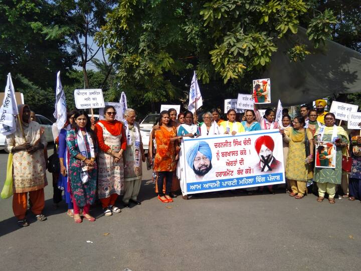  ਮੁੱਖ ਮੰਤਰੀ ਲਗਾਤਾਰ ਆਪਣੇ ਮੰਤਰੀ ਦਾ ਬਚਾਅ ਕਰਦੇ ਨਜ਼ਰ ਆ ਰਹੇ ਹਨ। ਉਨ੍ਹਾਂ ਬਿਆਨ ਦਿੱਤਾ ਸੀ ਕਿ ਮਹਿਲਾ ਅਫ਼ਸਰ ਦੀ ਤਸੱਲੀ ਮੁਤਾਬਕ ਇਸ ਮਾਮਲੇ ਨੂੰ ਸੁਲਝਾ ਲਿਆ ਗਿਆ ਹੈ।