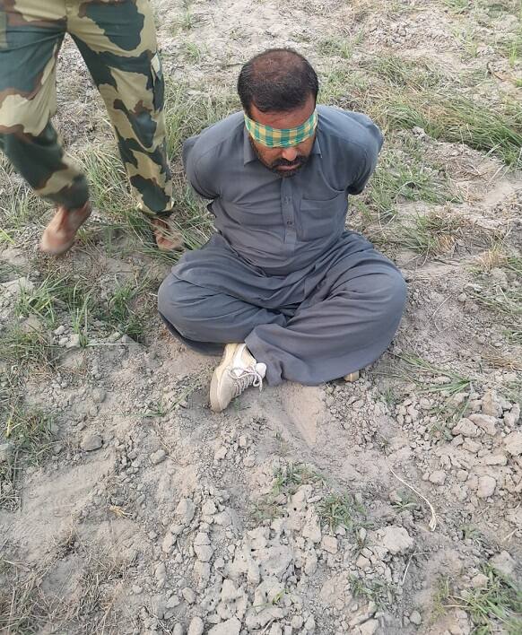 ਫ਼ਿਰੋਜ਼ਪੁਰ ਸਰਹੱਦ 'ਤੇ ਲਾਈ ਪਾਕਿਸਤਾਨੀਆਂ ਨੇ ਸੰਨ੍ਹ, ਫ਼ੌਜ ਦੇ ਸ਼ਨਾਖ਼ਤੀ ਕਾਰਡ ਮਿਲੇ two pakistani citizen arrested in faridkot ਫ਼ਿਰੋਜ਼ਪੁਰ ਸਰਹੱਦ 'ਤੇ ਲਾਈ ਪਾਕਿਸਤਾਨੀਆਂ ਨੇ ਸੰਨ੍ਹ, ਫ਼ੌਜ ਦੇ ਸ਼ਨਾਖ਼ਤੀ ਕਾਰਡ ਮਿਲੇ