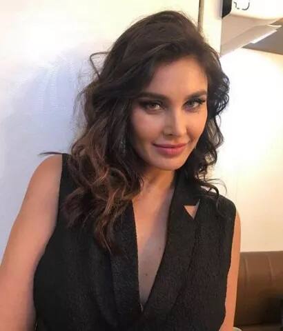 ਅੱਧੀ ਭਾਰਤੀ ਅਦਾਕਾਰਾ ਲਿਜ਼ਾ ਰੇਅ ਨੇ ਕਸੂਰ ਫ਼ਿਲਮ ਰਾਹੀਂ ਬਾਲੀਵੁੱਡ ਵਿੱਚ ਕਦਮ ਰੱਖਿਆ ਪਰ ਵਾਟਰ ਫ਼ਿਲਮ ਨਾਲ ਉਸ ਨੂੰ ਅਸਲੀ ਪਛਾਣ ਮਿਲੀ। ਲਿਜ਼ਾ ਦੀਆਂ ਫ਼ਿਲਮਾਂ ਕੁਝ ਵੱਖਰੇ ਵਿਸ਼ੇ 'ਤੇ ਆਧਾਰਤ ਹੁੰਦੀਆਂ ਹਨ। 