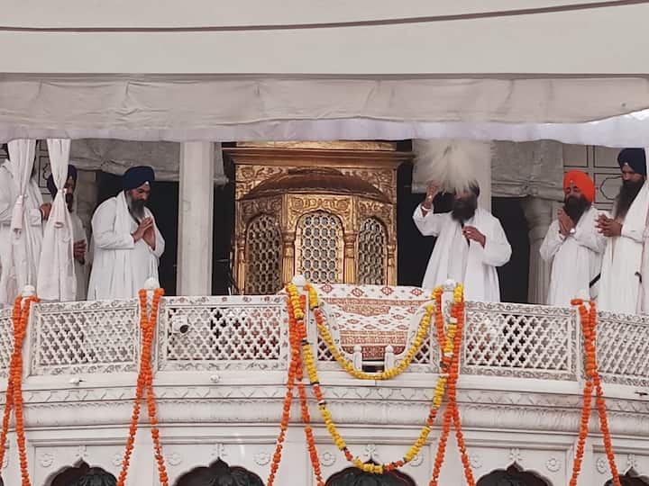 ਸ਼੍ਰੋਮਣੀ ਗੁਰਦੁਆਰਾ ਪ੍ਰਬੰਧਕ ਕਮੇਟੀ ਦੇ ਪ੍ਰਧਾਨ ਗੋਬਿੰਦ ਸਿੰਘ ਲੌਂਗੋਵਾਲ, ਅਵਤਰਾ ਸਿੰਘ ਹਿੱਤ, ਬੀਬੀ ਜਗੀਰ ਕੌਰ, ਦਮਦਮੀ ਟਕਸਾਲ ਤੋਂ ਹਰਨਾਮ ਸਿੰਘ ਖਾਲਸਾ ਤੇ ਹੋਰਾਂ ਤੋਂ ਇਲਾਵਾ ਵੱਡੀ ਗਿਣਤੀ ਵਿੱਚ ਧਾਰਮਿਕ ਸ਼ਖਸ਼ੀਅਤਾਂ ਮੌਜੂਦ ਹਨ।