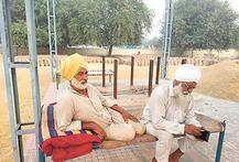 ਬਾਦਲ ਪਿੰਡ ਦੇ ਕਿਸਾਨਾਂ ਨੇ ਸਿਵਿਆਂ \'ਚ ਸੁੱਟਿਆ ਝੋਨਾ