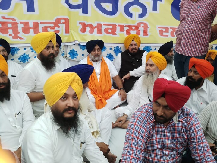 ਦੋ ਰੋਜ਼ਾ ਧਰਨੇ ਦੇ ਪਹਿਲੇ ਦਿਨ ਅਕਾਲੀ ਲੀਡਰ ਰੋਸ ਪ੍ਰਦਰਸ਼ਨ ਕਰਨਗੇ ਤੇ ਭਲਕੇ ਸ਼੍ਰੋਮਣੀ ਗੁਰਦੁਆਰਾ ਪ੍ਰਬੰਧਕ ਕਮੇਟੀ ਦੇ ਪ੍ਰਧਾਨ ਗੋਬਿੰਦ ਸਿੰਘ ਲੌਂਗੋਵਾਲ ਕਮੇਟੀ ਮੈਂਬਰਾਂ ਨਾਲ ਇਸੇ ਜਗ੍ਹਾ 'ਤੇ ਧਰਨਾ ਦੇਣਗੇ।
