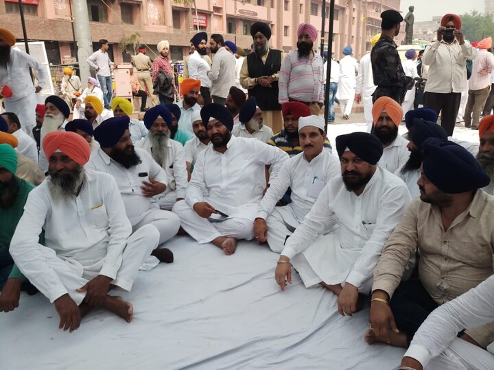ਉਨ੍ਹਾਂ ਕਿਹਾ ਕਿ ਚੁਰਾਸੀ ਕਤਲੇਆਮ ਦੇ ਕਿਸੇ ਵੀ ਦੋਸ਼ੀ ਨੂੰ ਸਜ਼ਾ ਤੇ ਹੁਣ ਪੰਜਾਬ ਦੀ ਕਾਂਗਰਸ ਸਰਕਾਰ ਸਿੱਖ ਇਤਿਹਾਸ ਨਾਲ ਛੇੜਛਾੜ ਕਰ ਰਹੀ ਹੈ ਤਾਂ ਕਿ ਸਿੱਖ ਕੌਮ ਨੂੰ ਖ਼ਤਮ ਕੀਤਾ ਜਾ ਸਕੇ।