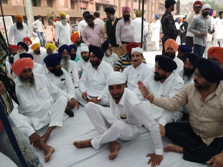 ਧਰਨੇ ਤੋਂ ਪਹਿਲਾਂ ਸੁਖਬੀਰ ਨੇ ਸ੍ਰੀ ਅਕਾਲ ਤਖ਼ਤ ਸਾਹਿਬ 'ਤੇ ਅਰਦਾਸ ਕੀਤੀ ਤੇ ਫਿਰ ਪੈਦਲ ਮਾਰਚ ਕਰਦਿਆਂ ਭਾਈ ਗੁਰਦਾਸ ਹਾਲ ਨੇੜੇ ਧਰਨੇ 'ਤੇ ਪੁੱਜੇ।