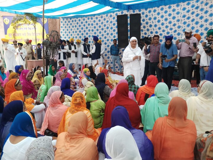 ਧਰਨੇ ਵਿੱਚ ਬਾਦਲ ਤੋਂ ਇਲਾਵਾ ਬਿਕਰਮ ਮਜੀਠੀਆ ਤੇ ਜਗੀਰ ਕੌਰ ਸਮੇਤ ਕਈ ਅਕਾਲੀ ਲੀਡਰ ਪਹੁੰਚੇ ਹਨ।