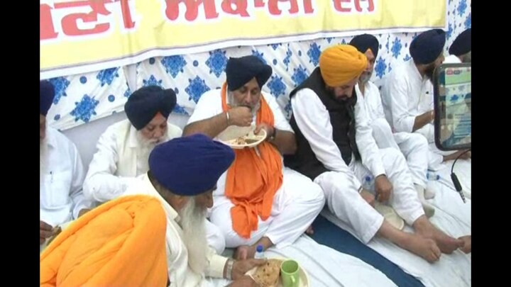 ਸਿਆਸੀ ਸੰਕਟ 'ਚ ਘਿਰੇ ਸ਼੍ਰੋਮਣੀ ਅਕਾਲੀ ਦਲ ਪੰਥਕ ਪੈਂਤੜਾ ਵਰਤਣਾ ਸ਼ੁਰੂ ਕੀਤਾ ਹੈ। ਇਸ ਤਹਿਤ ਅੱਜ 1984 ਸਿੱਖ ਕਤਲੇਆਮ ਦੀ ਵਰ੍ਹੇਗੰਢ ਮੌਕੇ ਅਕਾਲੀ ਦਲ ਨੇ ਅੰਮ੍ਰਿਤਸਰ ਵਿੱਚ ਧਰਨਾ ਮਾਰਿਆ। ਇਸ ਦੇ ਨਾਲ ਹੀ ਅਕਾਲੀ ਦਲ ਨੇ ਕਾਂਗਰਸ 'ਤੇ ਸਿੱਖ ਵਿਰੋਧੀ ਗਤੀਵਿਧੀਆਂ ਦਾ ਦੋਸ਼ ਲਾਇਆ।