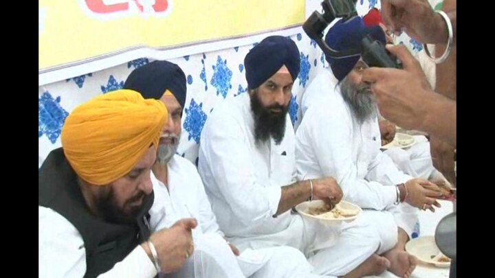 ਅਕਾਲੀ ਦਲ ਦੇ ਪ੍ਰਧਾਨ ਸੁਖਬੀਰ ਬਾਦਲ ਨੇ ਦਰਬਾਰ ਸਾਹਿਬ ਨੂੰ ਜਾਂਦੇ ਵਿਰਾਸਤੀ ਮਾਰਗ 'ਤੇ ਸਿੱਖ ਇਤਿਹਾਸ ਨਾਲ ਛੇੜਛਾੜ ਤੇ ਚੁਰਾਸੀ ਦੁਖਾਂਤ ਪੀੜਤਾਂ ਨੂੰ ਨਿਆਂ ਨਾ ਮਿਲਣ ਦੇ ਮੁੱਦੇ 'ਤੇ ਧਰਨਾ ਸ਼ੁਰੂ ਕਰ ਦਿੱਤਾ ਹੈ।