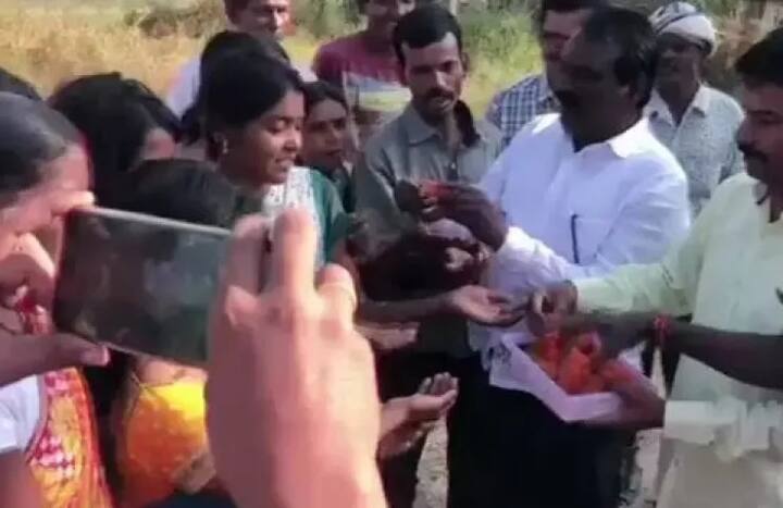 ਸ਼ੇਰਨੀ ਦੇ ਮਰਨ ਤੋਂ ਬਾਅਦ ਪਿੰਡ ਦੇ ਲੋਕਾਂ ਨੇ ਪਟਾਕੇ ਚਲਾ ਕੇ ਤੇ ਮਿਠਾਈਆਂ ਵੰਡ ਕੇ ਖੁਸ਼ੀ ਜ਼ਾਹਿਰ ਕੀਤੀ।