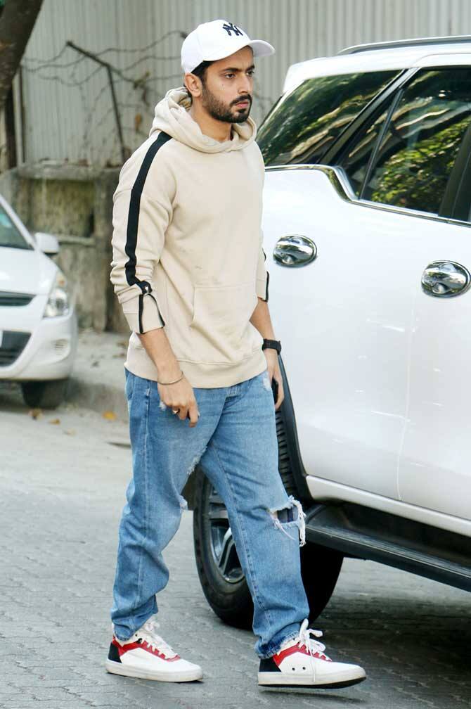 ‘ਸੋਨੂੰ ਦੇ ਟੀਟੂ ਕੀ ਸਵੀਟੀ’ ਤੇ ‘ਪਿਆਰ ਕਾ ਪੰਚਨਾਮਾ’ ਫੇਮ ਐਕਟਰ ਸੰਨੀ ਨਿੱਜਰ ਬਾਂਦਰਾ ਦੀ ਸੜਕਾਂ ‘ਤੇ ਨਿਊਡ ਕਲਰ ਸਵੈਟਸ਼ਰਟ ਤੇ ਬਲੂ ਜੀਨਸ ‘ਚ ਨਜ਼ਰ ਆਇਆ।