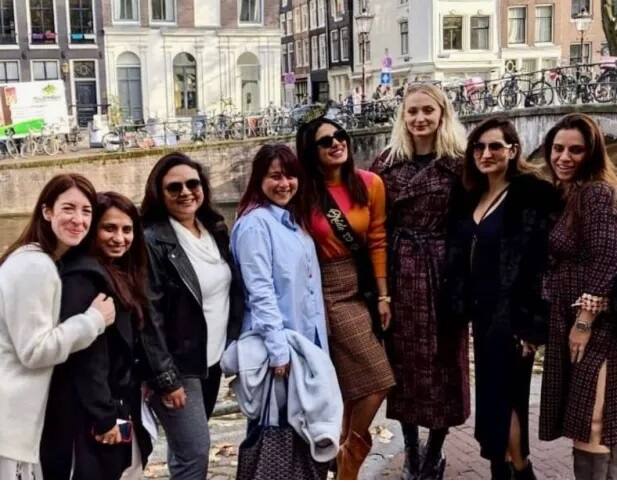 ਪ੍ਰਿਅੰਕਾ ਆਪਣੇ ਬ੍ਰਾਈਡਲ ਸ਼ਾਵਰ ਮੌਕੇ 9.5 ਕਰੋੜ ਦਾ ਨੈਕਲੈਸ ਪਹਿਨ ਕੇ ਪਹੁੰਚੀ ਸੀ। 