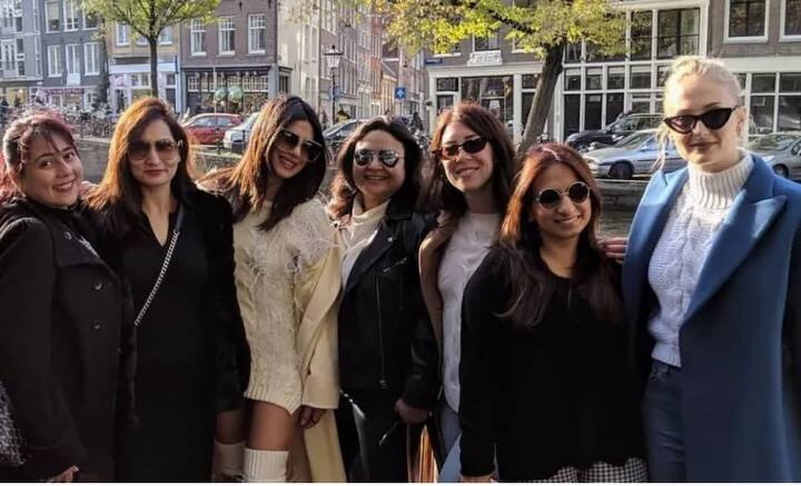 ਇਸ ਮੌਕੇ ਉਸ ਨੇ ਆਪਣੇ ਦੋਸਤਾਂ ਨਾਲ ਖ਼ੂਬ ਮਸਤੀ ਕੀਤੀ। 