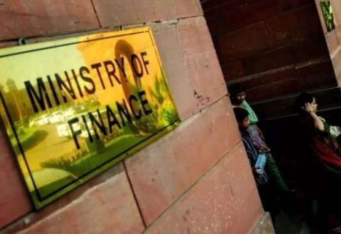 ਸਰਕਾਰ ਨੇ ਪ੍ਰੀਵੈਂਸ਼ਨ ਆਫ ਮਨੀ ਲਾਂਡਰਿੰਗ ਐਕਟ ਦੇ ਤਹਿਤ ਰਤਨ ਤੇ ਸੁਨਿਆਰਿਆਂ ਨੂੰ 2 ਲੱਖ ਰੁਪਏ ਤਕ ਦੀ ਖਰੀਦ ’ਤੇ ਪੈਨ ਦੇਣ ਦੇ ਨਿਯਮ ਤੋਂ ਛੋਟ ਦੇ ਦਿੱਤੀ ਹੈ।