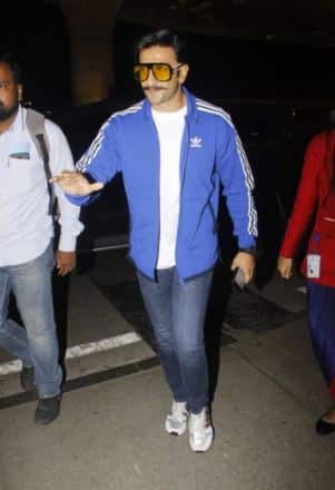 ਕੱਲ੍ਹ ਆਪਣੀ ਹਲਦੀ ਦੀ ਰਸਮ ਤੋਂ ਬਾਅਦ ਰਣਵੀਰ ਸਿੰਘ ਨੂੰ ਸੈਲਫੀ ਲੈਂਦੇ ਹੋਏ ਸਪੌਟ ਕੀਤਾ ਗਿਆ ਜਿਸ ਮੌਕੇ ਉਹ ਬੇਹੱਦ ਖੁਸ਼ ਨਜ਼ਰ ਆ ਰਹੇ ਸੀ।