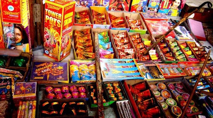 Chandigarh also banned sale and use of fire crackers on Diwali ਚੰਡੀਗੜ੍ਹ 'ਚ ਪਟਾਕੇ ਬੈਨ ਹੋਣ ਮਗਰੋਂ ਭੜਕੇ ਵਪਾਰੀ, ਪ੍ਰਸ਼ਾਸਨ ਅੱਗੇ ਰੱਖੀ ਇਹ ਮੰਗ