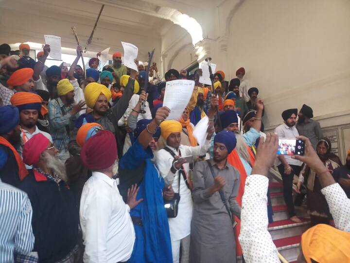 ਇਸ ਮੌਕੇ ਰੋਸ ਪ੍ਰਦਰਸ਼ਨ ਕਰ ਰਹੇ ਸਿੱਖਾਂ ਨੇ ਹਵਾਰਾ ਦੀ ਫ਼ੋਟੋ ਵਾਲੇ ਕੈਲੰਡਰ ਲਹਿਰਾਏ ਅਤੇ ਨਾਲ ਹੀ ਧਿਆਨ ਸਿੰਘ ਮੰਡ ਵੱਲੋਂ ਬੁੱਧਵਾਰ ਨੂੰ ਹੀ ਗਿਆਨੀ ਹਰਪ੍ਰੀਤ ਸਿੰਘ ਤੋਂ ਕੁਝ ਸਮਾਂ ਪਹਿਲਾਂ ਕੌਮ ਲਈ ਜਾਰੀ ਸੰਦੇਸ਼ ਦੀਆਂ ਕਾਪੀਆਂ ਵੀ ਦਿਖਾਈਆਂ ਗਈਆਂ।