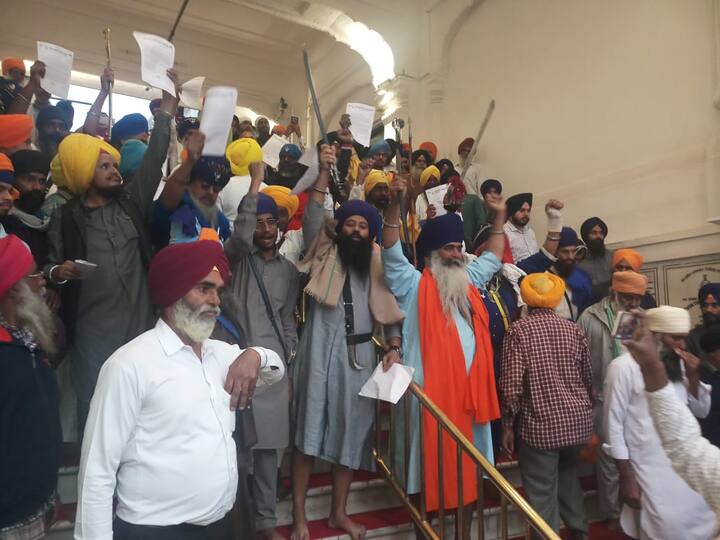 ਜਥੇਦਾਰ ਗਿਆਨੀ ਹਰਪ੍ਰੀਤ ਸਿੰਘ ਨੇ ਦਰਸ਼ਨੀ ਡਿਓਢੀ ਤੋਂ ਆਪਣਾ ਭਾਸ਼ਣ ਜਾਰੀ ਰੱਖਿਆ ਅਤੇ ਅਕਾਲ ਤਖ਼ਤ ਸਾਹਿਬ ਵਾਲੇ ਪਾਸਿਓਂ ਸਿੱਖ ਨੌਜਵਾਨ ਉਨ੍ਹਾਂ ਦੇ ਖ਼ਿਲਾਫ਼ ਨਾਅਰੇਬਾਜ਼ੀ ਕਰਦੇ ਰਹੇ। 