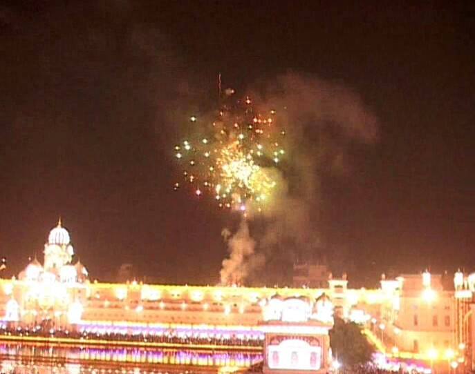 ਪ੍ਰਦੂਸ਼ਣ ਜ਼ਿਆਦਾ ਨਾ ਹੋਵੇ, ਇਸ ਲਈ ਸਿਰਫ਼ 10 ਮਿੰਟ ਹੀ ਆਤਿਸ਼ਬਾਜ਼ੀ ਕੀਤੀ ਗਈ।