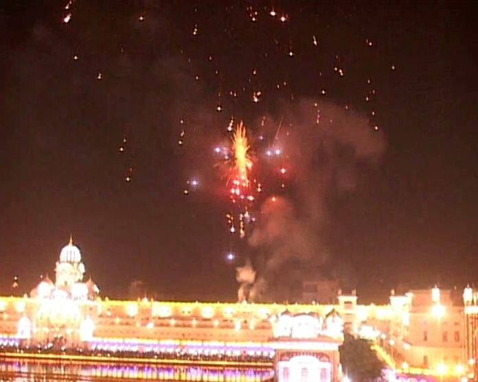 ਇਸ ਆਤਿਸ਼ਬਾਜ਼ੀ ਨੂੰ ਦੇਖਣ ਲਈ ਸੰਗਤ ਦੂਰੋਂ-ਦੂਰੋਂ ਆਉਂਦੀ ਹੈ।