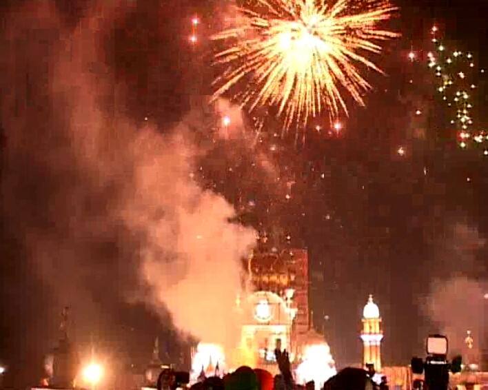 ਅੱਗੇ ਦੇਖੇ ਆਤਿਸ਼ਬਾਜ਼ੀ ਦੀਆਂ ਕੁਝ ਹੋਰ ਤਸਵੀਰਾਂ।