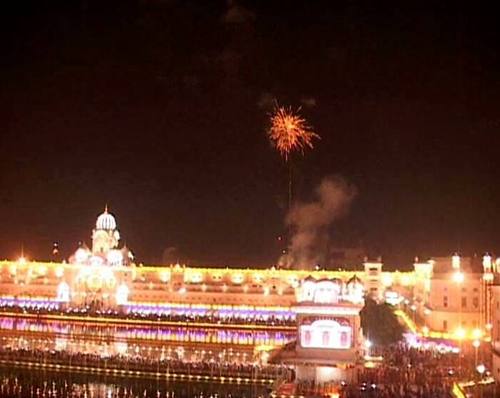 ਹਾਲਾਂਕਿ, ਹਰਿਮੰਦਰ ਸਾਹਿਬ 'ਤੇ ਸੁੰਦਰ ਦੀਪਮਾਲਾ ਪਹਿਲਾਂ ਵਾਂਗ ਕੀਤੀ ਹੋਈ ਸੀ।