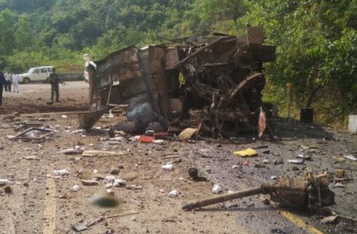 CISF soldier among 4 killed in Chhatisgarh Naxal attack ਮੋਦੀ ਦੇ ਦੌਰੇ ਤੋਂ ਐਨ ਪਹਿਲਾਂ ਛੱਤੀਸਗੜ੍ਹ 'ਚ ਨਕਸਲੀਆਂ ਵੱਲੋਂ ਵੱਡਾ ਬੰਬ ਧਮਾਕਾ, ਜਵਾਨ ਸਮੇਤ ਚਾਰ ਮੌਤਾਂ