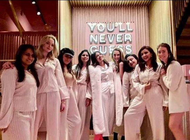 ਇਸ ਪਾਰਟੀ ‘ਚ ਪੀਸੀ ਦੇ ਨਾਲ ਪਰੀਨਿਤੀ ਚੋਪੜਾ ਵੀ ਹੈ ਅਤੇ ਬਾਕੀ ਸਭ ਦੇ ਨਾਲ ਇਨ੍ਹਾਂ ਦੋਨਾਂ ਨੇ ਵੀ ਪਿੰਕ ਕਲਰ ਦਾ ਨਾਈਟ ਸੂਟ ਪਾਇਆ ਹੋਇਆ ਹੈ।