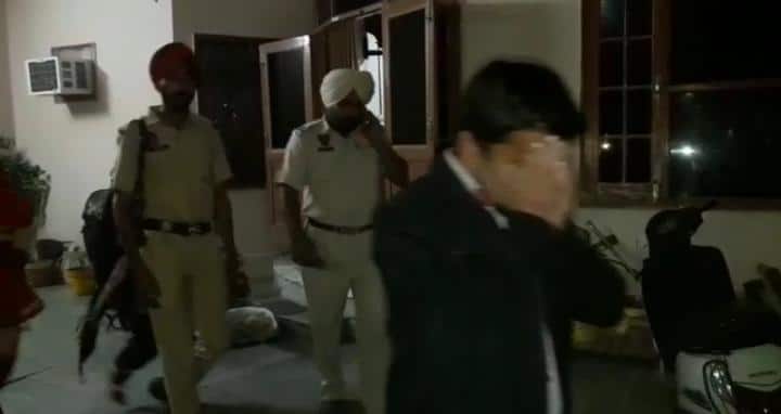 police arrested two couple and hotel manager in moga ਜਿਸਮ ਫਰੋਸ਼ੀ ਦਾ ਧੰਦਾ ਕਰਦੇ 2 ਜੋੜਿਆਂ ਸਮੇਤ ਹੋਟਲ ਦਾ ਮੈਨੇਜਰ ਗ੍ਰਿਫ਼ਤਾਰ