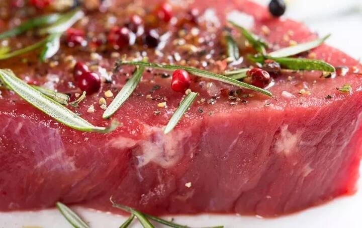 ਇਸੇ ਤਰ੍ਹਾਂ ਮਾਸ-ਮੱਛੀ ਤੋਂ ਵੀ ਪਰਹੇਜ਼ ਕਰਨਾ ਚਾਹੀਦਾ ਹੈ। ਇਹ ਗ਼ਲਤ ਤਾਪਮਾਨ ’ਤੇ ਰੱਖੇ ਹੋ ਸਕਦੇ ਹਨ ਜੋ ਤੁਹਾਨੂੰ ਬਿਮਾਰ ਕਰ ਸਕਦੇ ਹਨ।