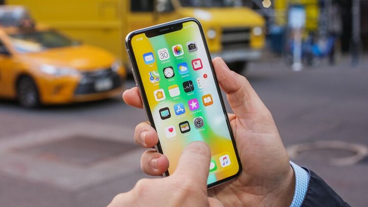 Apple says some iPhone X have faulty touch screens ਆਈਫੋਨ 'ਚ ਫਿਰ ਵੱਡੀ ਗੜਬੜੀ, ਕੰਪਨੀ ਦਏਗੀ ਫ੍ਰੀ ਸਰਵਿਸ