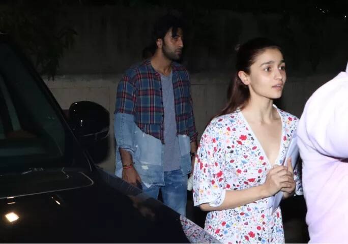 ਹਾਲ ਹੀ ਵਿੱਚ ਰਣਬੀਰ ਕਪੂਰ ਆਪਣੇ ਪਿਤਾ ਰਿਸ਼ੀ ਕਪੂਰ ਨਾਲ ਨਿਊਯਾਰਕ ਗਿਆ ਤਾਂ ਆਲੀਆ ਵੀ ਉਸ ਦੇ ਨਾਲ ਗਈ ਸੀ। (ਤਸਵੀਰਾਂ- ਮਾਨਵ ਮੰਗਲਾਨੀ)