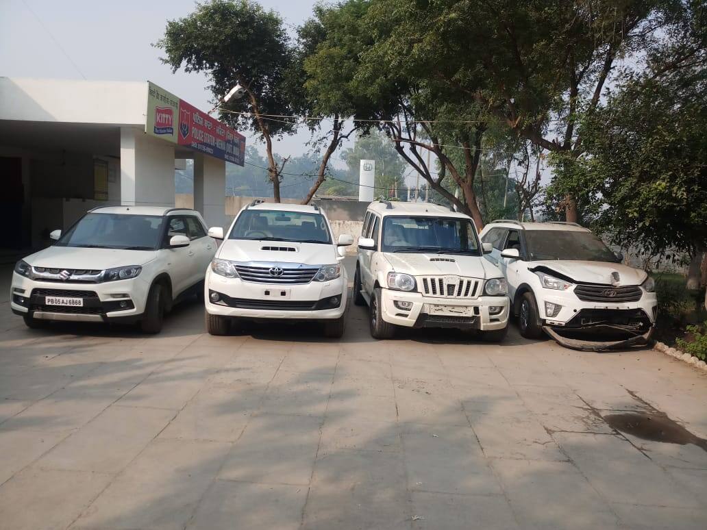 ਲਗਜ਼ਰੀ ਕਾਰਾਂ ਲੁੱਟਣ ਵਾਲੇ ਕਾਬੂ, ਹਥਿਆਰਾਂ ਸਣੇ ਗੱਡੀਆਂ ਬਰਾਮਦ moga police arrested cars snatcher ਲਗਜ਼ਰੀ ਕਾਰਾਂ ਲੁੱਟਣ ਵਾਲੇ ਕਾਬੂ, ਹਥਿਆਰਾਂ ਸਣੇ ਗੱਡੀਆਂ ਬਰਾਮਦ