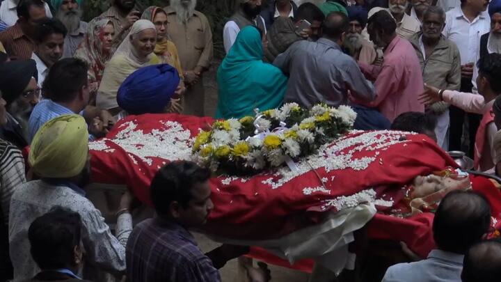 ਇਸ ਮੌਕੇ ਸ਼ਹਿਰ ਦੀਆਂ ਕਈ ਨਾਮੀ ਹਸਤੀਆਂ, ਪ੍ਰਸ਼ਾਸਨਿਕ ਅਧਿਕਾਰੀਆਂ ਤੇ ਸ਼ਹਿਰ ਵਾਸੀਆਂ ਨੇ ਉਨ੍ਹਾਂ ਨੂੰ ਸ਼ਰਧਾ ਦੇ ਫੁੱਲ ਭੇਟ ਕੀਤੇ।