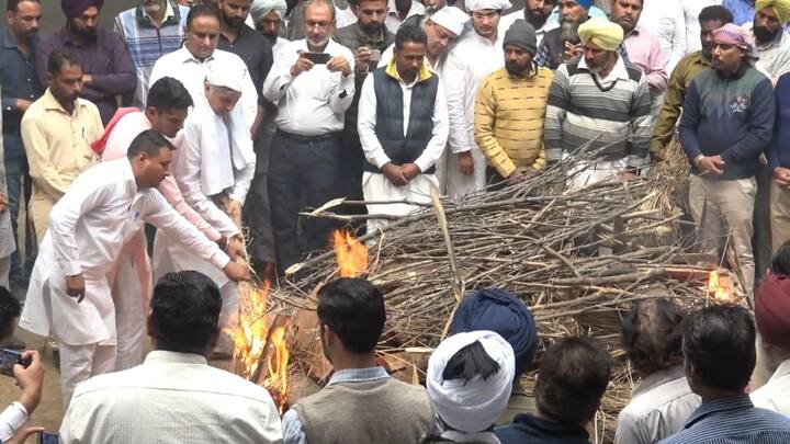 ਬਰਦਵਾਨ ਰਿਆਸਤ ਦੇ ਰਾਜਕੁਮਾਰ ਤੇ ਰਾਣੀ ਦੀਪਇੰਦਰ ਕੌਰ ਮਹਿਤਾਬ ਦੇ ਬੇਟੇ ਜੈ ਚੰਦ ਮਹਿਤਾਬ ਨੇ ਦਿਖਾਈ ਚਿਤਾ ਨੂੰ ਅਗਨੀ।