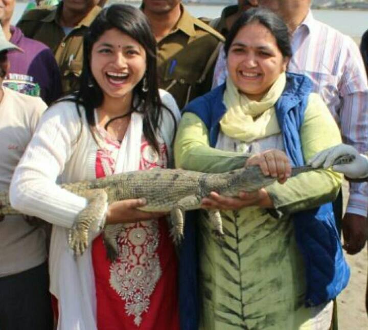 ਆਈਏਐਸ ਬਣਨ ਤੋਂ ਪਹਿਲਾਂ ਬੀ. ਚੰਦਰਕਲਾ ਦਾ ਵਿਆਹ ਹੋ ਚੁੱਕਿਆ ਸੀ। ਵਿਆਹ ਤੋਂ ਬਾਅਦ ਉਨ੍ਹਾਂ ਪੱਤਰ ਵਿਹਾਰ ਰਾਹੀਂ ਪੋਸਟ ਗ੍ਰੈਜੂਏਸ਼ਨ ਕੀਤੀ ਤੇ ਇਸ ਤੋਂ ਬਾਅਦ ਯੂਪੀਐਸਸੀ ਦੀ ਪ੍ਰੀਖਿਆ ਪਾਸ ਕੀਤੀ।