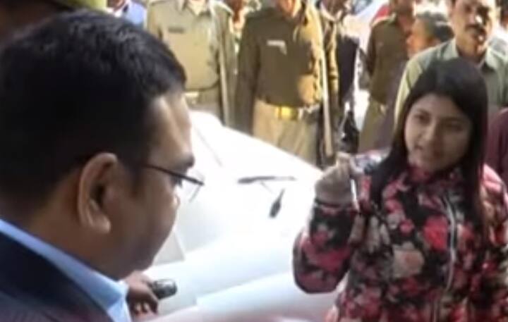 ਬੁਲੰਦਸ਼ਹਿਰ ਦੇ ਡੀਐਮ ਰਹਿੰਦੇ ਹੋਏ ਸਾਲ 2014 ਵਿੱਚ ਉਨ੍ਹਾਂ ਦਾ ਵੀਡੀਓ ਵਾਇਰਲ ਹੋਇਆ ਸੀ, ਜਿਸ ਨੇ ਉਨ੍ਹਾਂ ਨੂੰ ਸੋਸ਼ਲ ਮੀਡੀਆ ਦੀ ਸਨਸਨੀ ਬਣਾ ਦਿੱਤਾ। ਇਸ ਵੀਡੀਓ ਵਿੱਚ ਉਹ ਖ਼ਰਾਬ ਗੁਣਵੱਤਾ ਵਾਲੇ ਠੇਕੇਦਾਰ ਤੇ ਇੰਜਨੀਅਰ ਨੂੰ ਸਭ ਦੇ ਸਾਹਮਣੇ ਝਿੜਕ ਰਹੀ ਸੀ। ਉਦੋਂ ਲੋਕਾਂ ਨੇ ਸੋਸ਼ਲ ਮੀਡੀਆ 'ਤੇ ਵੀਡੀਓ ਨੂੰ ਇਹ ਕਹਿ ਕੇ ਸ਼ੇਅਰ ਕੀਤਾ ਸੀ ਕਿ ਡੀਐਮ ਹੋਵੇ ਤਾਂ ਇਹੋ ਜਿਹਾ ਹੋਵੇ।