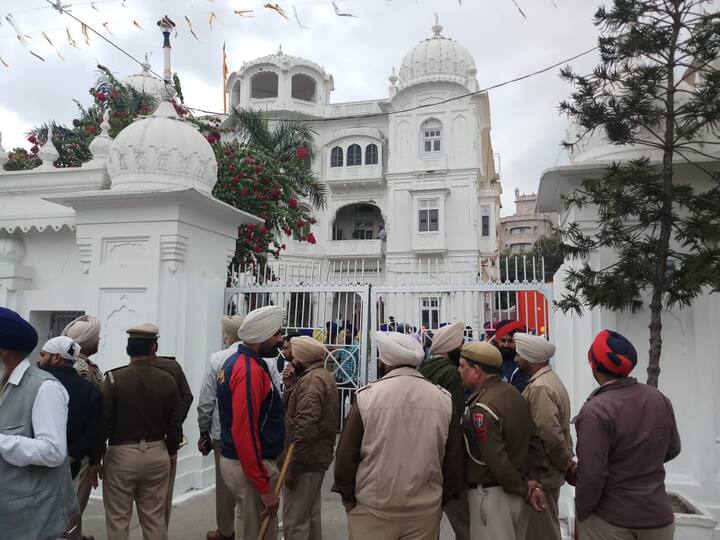  ਉਂਝ ਸ਼੍ਰੋਮਣੀ ਗੁਰਦੁਆਰਾ ਪ੍ਰਬੰਧਕ ਕਮੇਟੀ ਦਾ ਪ੍ਰਧਾਨ ਤੇ ਹੋਰ ਅਹੁਦੇਦਾਰ ਇਸ ਵਾਰ ਵੀ ਸ਼੍ਰੋਮਣੀ ਅਕਾਲੀ ਦਲ ਦੇ ਪ੍ਰਧਾਨ ਸੁਖਬੀਰ ਬਾਦਲ ਦੇ ਲਿਫਾਫੇ ਵਿੱਚੋਂ ਹੀ ਨਿਕਲਣਗੇ। ਪਿਛਲੀ ਰਿਵਾਇਤ ਮੁਤਾਬਕ ਅਕਾਲੀ ਦਲ ਦੇ ਸਾਰੇ ਸ਼੍ਰੋਮਣੀ ਕਮੇਟੀ ਮੈਂਬਰਾਂ ਨੇ ਪ੍ਰਧਾਨ ਤੇ ਹੋਰ ਅਹੁਦੇਦਾਰਾਂ ਦੀ ਚੋਣ ਦੇ ਸਾਰੇ ਹੱਕ ਸੁਖਬੀਰ ਬਾਦਲ ਨੂੰ ਸੌਂਪ ਦਿੱਤੇ।