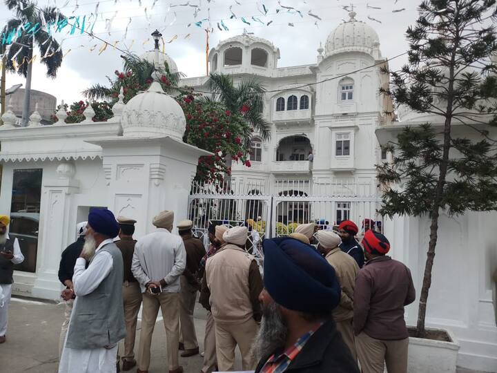 ਹੁਣ ਅੰਮ੍ਰਿਤਸਰ ਦੇ ਤੇਜਾ ਸਿੰਘ ਸਮੁੰਦਰੀ ਹਾਲ ਵਿੱਚ ਬਾਅਦ ਦੁਪਹਿਰ ਜਨਰਲ ਇਜਲਾਸ ਵਿੱਚ ਸੁਖਬੀਰ ਬਾਦਲ ਲਿਫਾਫਾ ਖੁੱਲ੍ਹੇ ਜਿਸ ਵਿੱਚ ਅਹੁਦੇਦਾਰਾਂ ਦੀ ਲਾਟਰੀ ਨਿਕਲੇਗੀ। ਸੁਖਬੀਰ ਬਾਦਲ ਪਿਛਲੇ ਕਈ ਦਿਨਾਂ ਨੂੰ ਮੈਂਬਰਾਂ ਦੀ ਨਬਜ਼ ਟੋਹ ਰਹੇ ਸੀ। ਇਸ ਲਈ ਉਨ੍ਹਾਂ ਚੰਡੀਗੜ੍ਹ ਤੇ ਅੰਮ੍ਰਿਤਸਰ ਵਿਖੇ ਮੀਟਿੰਗਾਂ ਵੀ ਕੀਤੀਆਂ ਸੀ। 