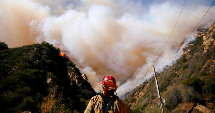Firefighters battle the Woolsey Fire as it continues to burn in Malibu, California, U.S., November 11, 2018. REUTERS/Eric Thayer TPX IMAGES OF THE DAY